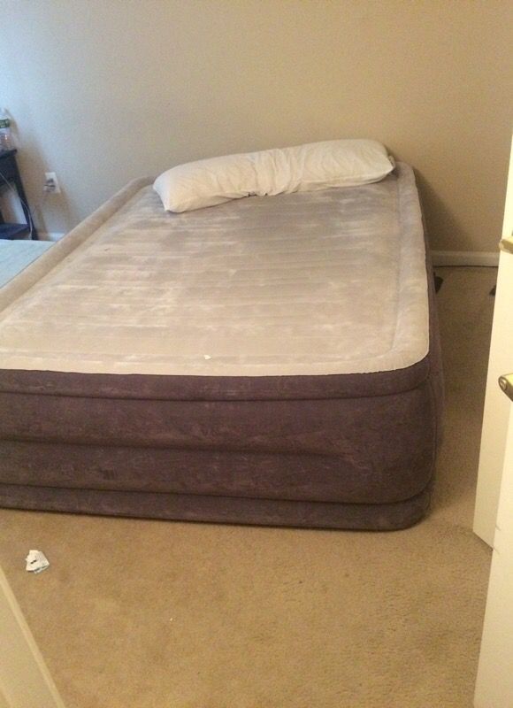Barely used queen size air mattress