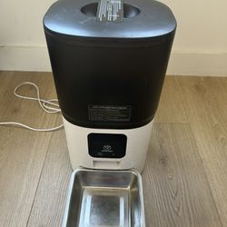 Automatic Dog And Cat Feeder 