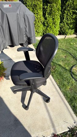 Black Mesh Office Chair with Armrests