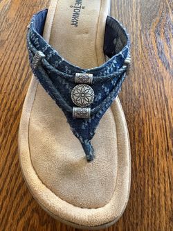 Minnetonka Blue Denim Sandals Women’s size 9