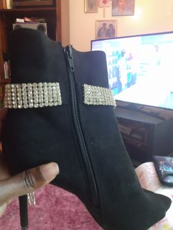 Heel shoes