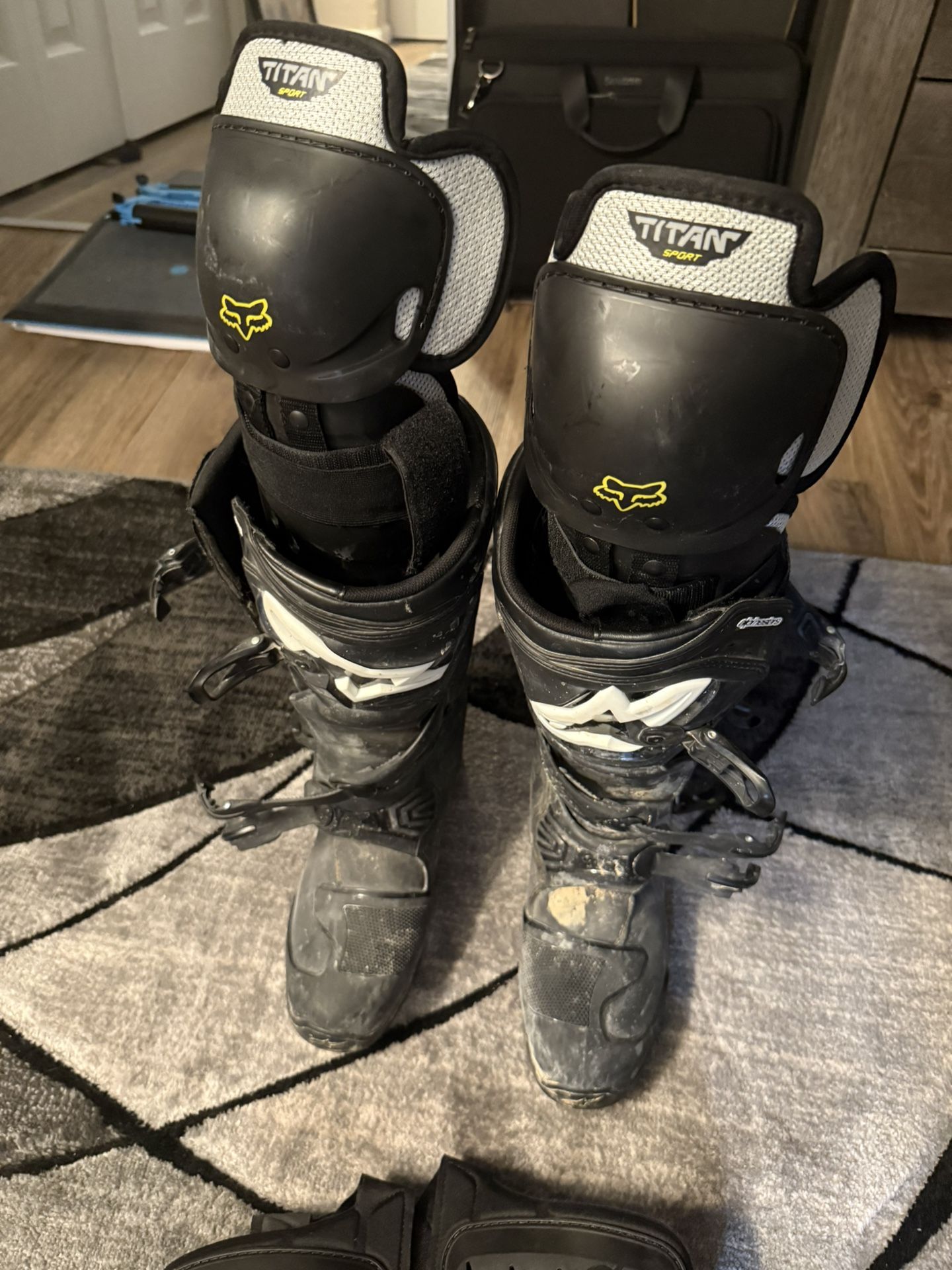 Fox Alpinestar Tech 3 boots with knee guards, fox racing pants and chest piece with shoulder pads