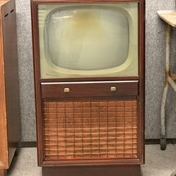 MAGNAVOX TELEVISION 