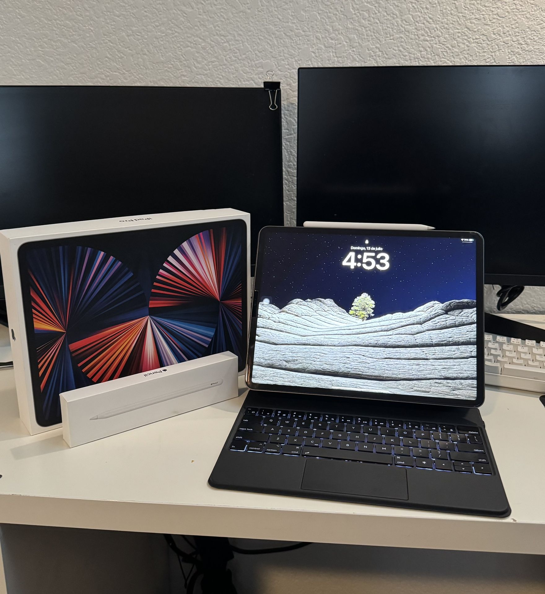 📱 iPad Pro 12.9” (5th Gen) – 256GB + Apple Pencil + Keyboard