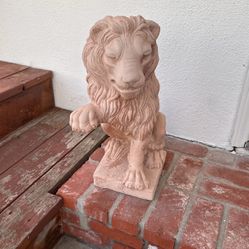 Lion Statue 