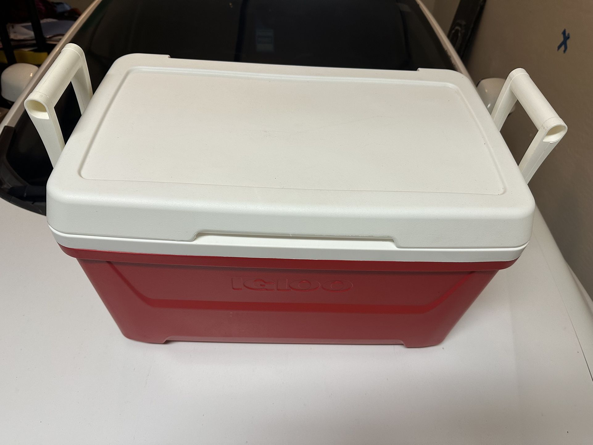 Igloo Cooler Basin 2ftX1ft red w/handles 