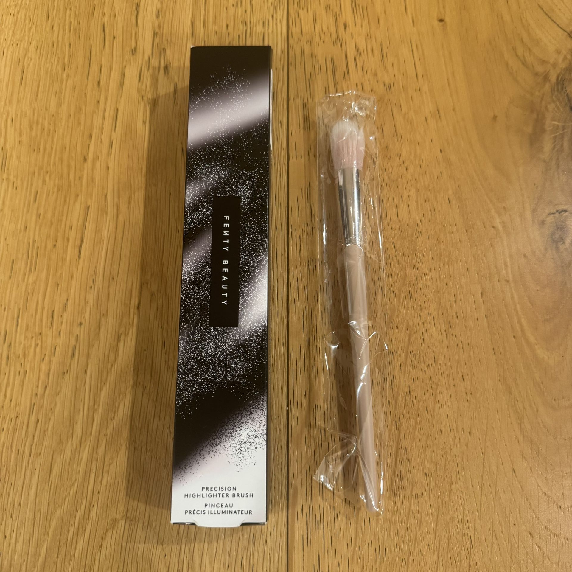 FENTY BEAUTY PRECISION HIGHLIGHTER MAKEUP BRUSH 135