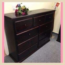 Dresser/ Nine drawers dresser