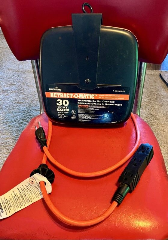 Leviton Retract-O-Matic 30' Retractable Extension Cord Reel 3 Outlet Connector