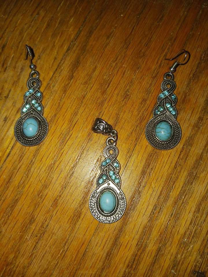 Beautiful Necklace Pendant And Matching Earrings 