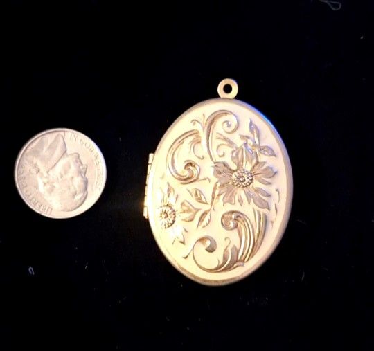 $8 Obo Beautiful Vintage Locket "D" Perfect 4 Mother's Day