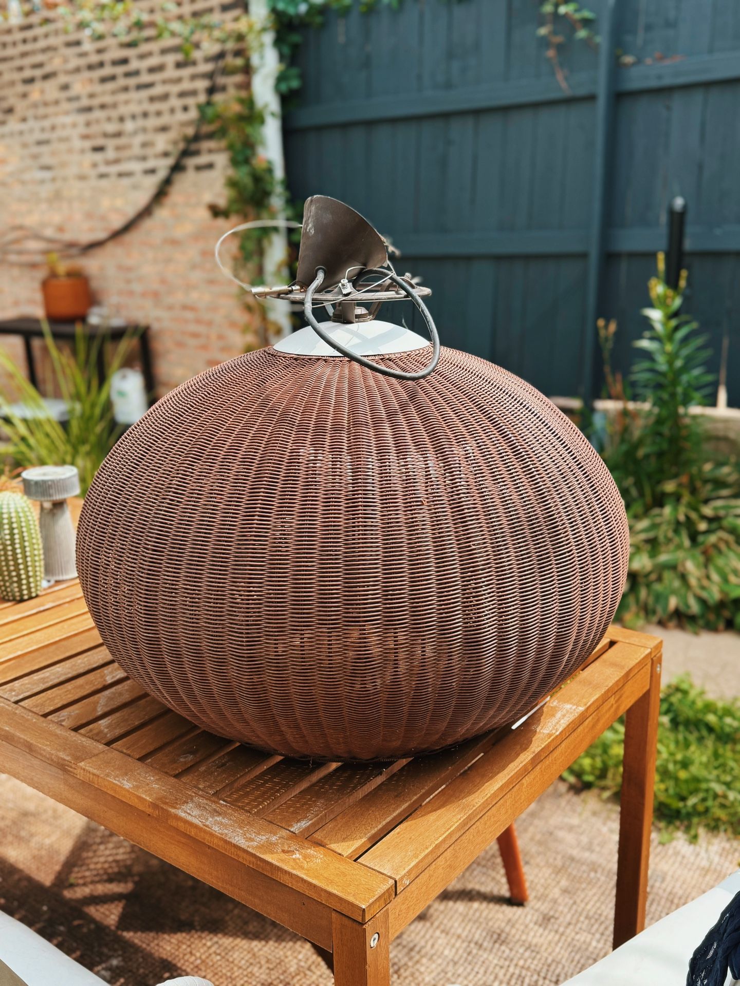 Garota 02 Outdoor Pendant