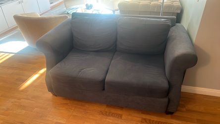 Navy loveseat free. Free !!!!!❤️❤️❤️ La Mesa