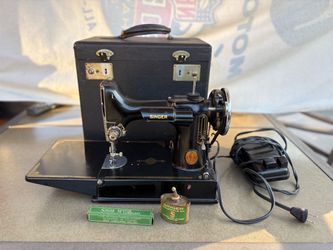 Vintage Singer Featherweight Model 221 Serial Number AF (contact info removed)