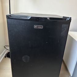 (used) Emerson mini fridge for 50$