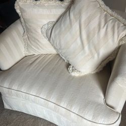 Luxurious Oversized Accent Chair with Plush Pillows – Like New! (Act Fast!)