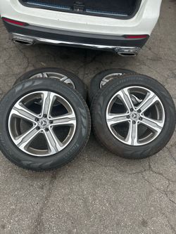 Mercedes GLC 300 rims & tires New Pirelli Scorpion all season