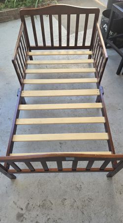 TODDLER BED