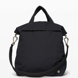 Lululemon On My Level Bag *19L Black / Shiny Gold Tote Bag.nwot