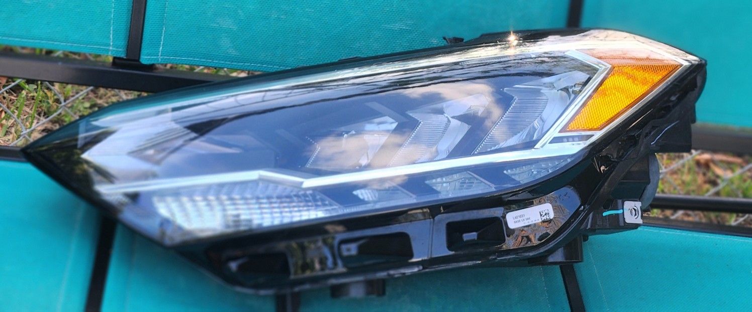 Volkswagen Jetta 2019-21 Headlight Left Side OEM 