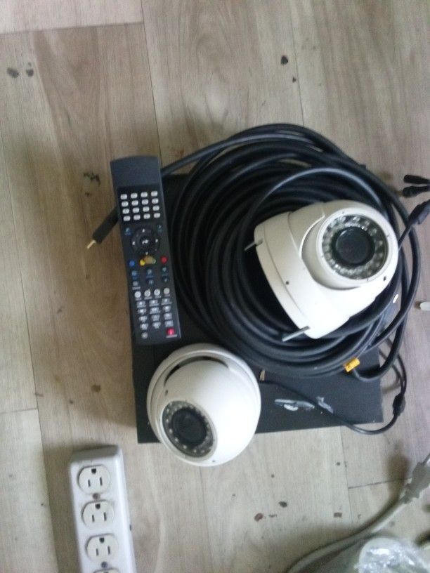 Digital Video Recorder Comes With 4 Cameras