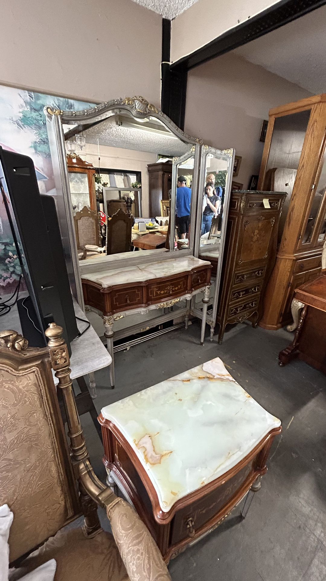 Antique Bedroom Set Nightstand Vanity And 2 Beds