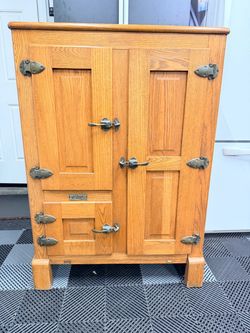 Gibson Antique “One Piece Porcelain” icebox - circa 1925