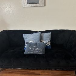 2 Couches 1big 1small. 