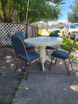 Round Table and 4   chair...