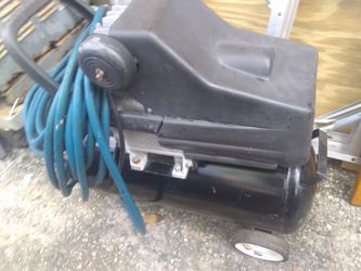 Air Compressor with the hose. Compressor de Aire con la Mangrera.