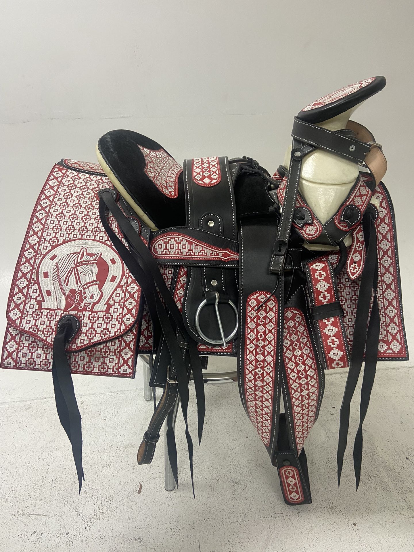 Nueva Montura Charra Bordada Con Cantinas Cuadradas