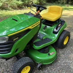 John Deere Riding Mower
