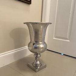 Silver Vase- Jarrón Plateado