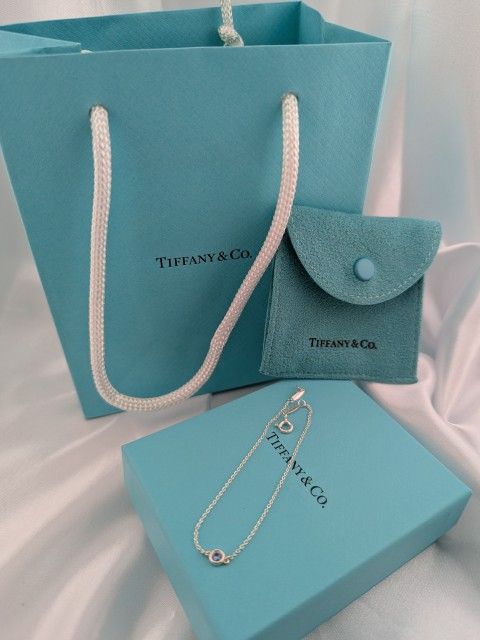 Tiffany &Co Bracelet in sterling silver with a round aquamarine. 