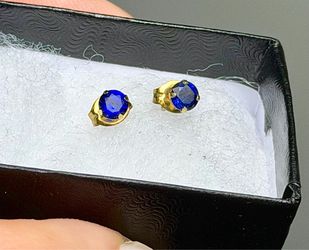 Beautiful 😍 !! Sapphire stud earrings set in 14k gold !