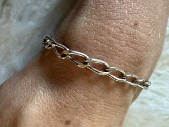 Beautiful! Sterling silver figure-eight Bracelet, 7.5 “  