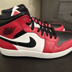 Jordan 1 Chicago Black Toe Mid 9.5