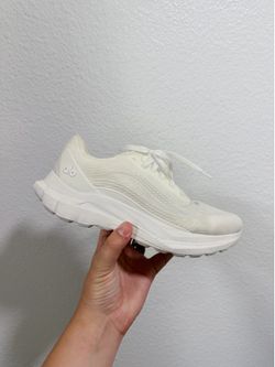 Alo yoga white shoes