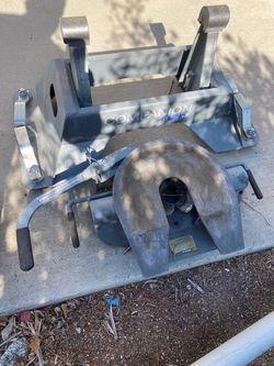 B&W Companion 5th wheel hitch