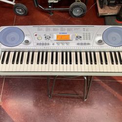 YAMAHA PSR-275 61 KEY PORTABLE ELECTRONIC KEYBOARD W/ BUILT IN SPEAKER BEGINNER KEYBOARD 