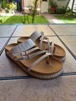 Steve Madden JTICKLE 4M White Gold Flat Sandals Size 4