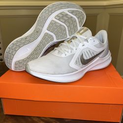 Sz 10 Wmns Nike Downshifter