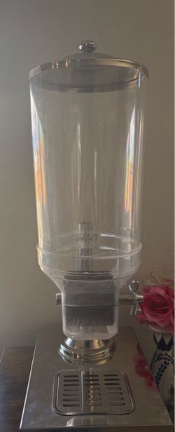 Dry good dispenser
