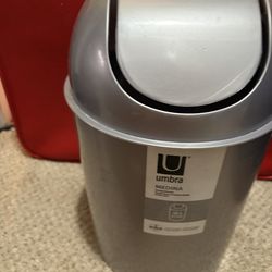 New 2.5 gallon waste  basket with movable sliding dome lid