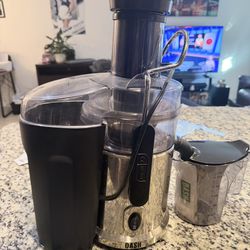 Dash Juicer with manuals 