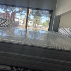 QUEEN SIZE SEALY POSTUREPEDIC (FIRM) MATTRESS & BOX SPRING BED SET