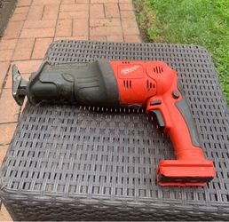 Milwaukee 6514-20 "The Hatchet" 18V Sawzall uses old-style 18V NiCd (Nickel-Cadmium) pod-style batteries that are no longer made by Milwaukee. To run