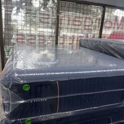 QUEEN SIZE STEARNS & FOSTER RESERVE (MEDIUM) MATTRESS & BOX SPRING BED SET