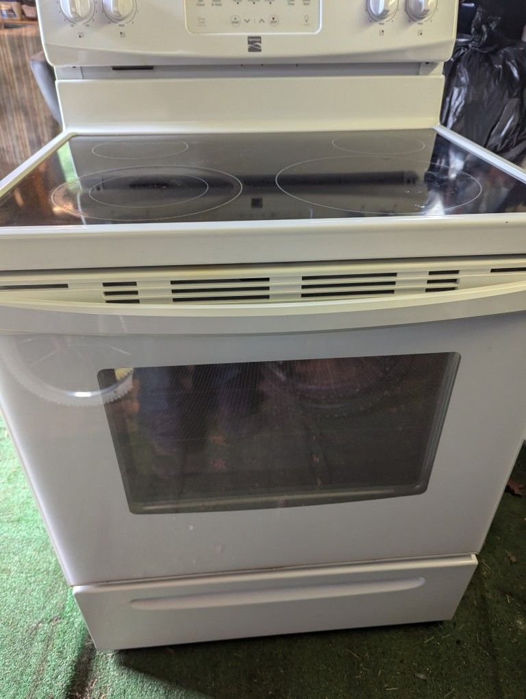Electric Stove In Good Condition 