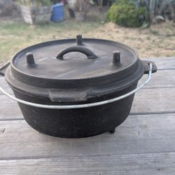 Vintage Universal Cast Iron Dutch Oven with Lid & Bail Handle - 3-Leg Camp Style

